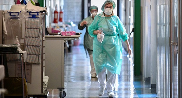 Health workers in protective clothing. Photo: REUTERS/Flavio Lo Scalzo Health workers in protective clothing. Photo: REUTERS/Flavio Lo Scalzo