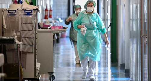 Health workers in protective clothing. Photo: REUTERS/Flavio Lo Scalzo Health workers in protective clothing. Photo: REUTERS/Flavio Lo Scalzo