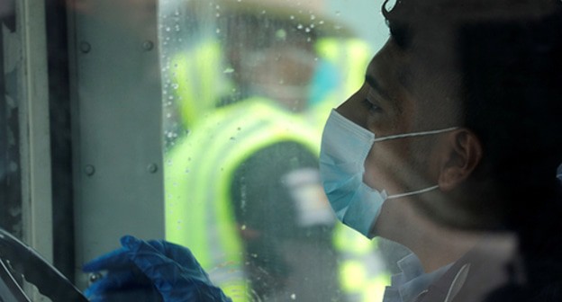 A bus driver wearing medical mask and gloves. USA, March 2020. Photo: REUTERS/Mike Segar A bus driver wearing medical mask and gloves. USA, March 2020. Photo: REUTERS/Mike Segar