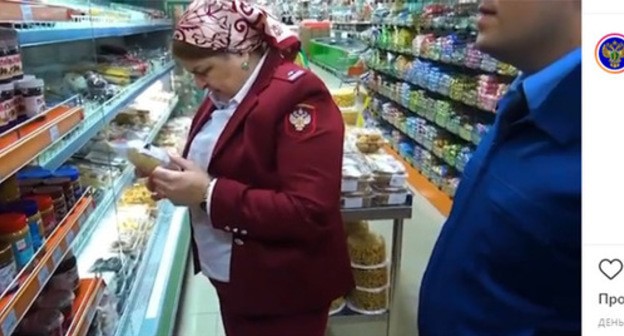Food prices control in the shops in Chechnya. Screenshot of the video on Instagram https://www.instagram.com/p/B-CeT6MK_ud/ Food prices control in the shops in Chechnya. Screenshot of the video on Instagram https://www.instagram.com/p/B-CeT6MK_ud/