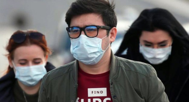 People in medical masks. Photo REUTERS/Maxim Shemetov People in medical masks. Photo REUTERS/Maxim Shemetov