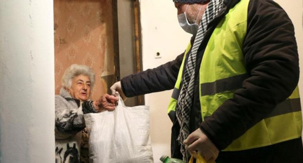 A volunteer brings food and drinks during the coronavirus outbreak. Tbilisi, Georgia, March 18, 2020. Photo REUTERS/Ираклий Геденидзе A volunteer brings food and drinks during the coronavirus outbreak. Tbilisi, Georgia, March 18, 2020. Photo REUTERS/Ираклий Геденидзе