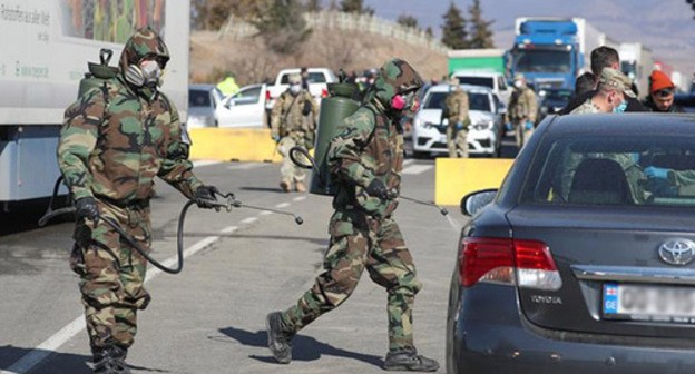 Georgian military spray a border checkpoint with disinfectant in Marneuli. Georgia, March 23, 2020. Photo: REUTERS/Irakli Gedenidz Georgian military spray a border checkpoint with disinfectant in Marneuli. Georgia, March 23, 2020. Photo: REUTERS/Irakli Gedenidz