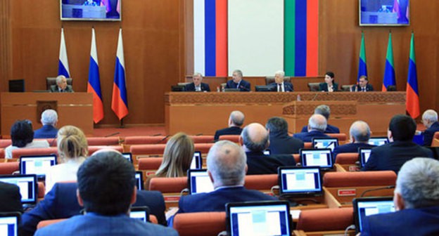 A session of the Dagestani Parliament. Photo by the press service of the People's Assembly of the Republic http://nsrd.ru/pub/novosti/45_sessiya_dagestanskogo_parlamenta_vnesla_iz_26_03_2020 A session of the Dagestani Parliament. Photo by the press service of the People's Assembly of the Republic http://nsrd.ru/pub/novosti/45_sessiya_dagestanskogo_parlamenta_vnesla_iz_26_03_2020