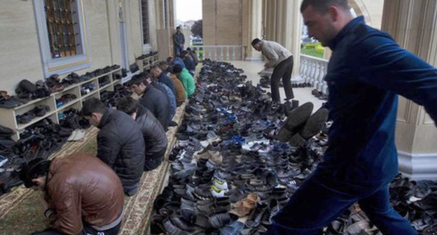 Believers in a mosque in Grozny. Photo: REUTERS/Maxim Shemetov Believers in a mosque in Grozny. Photo: REUTERS/Maxim Shemetov