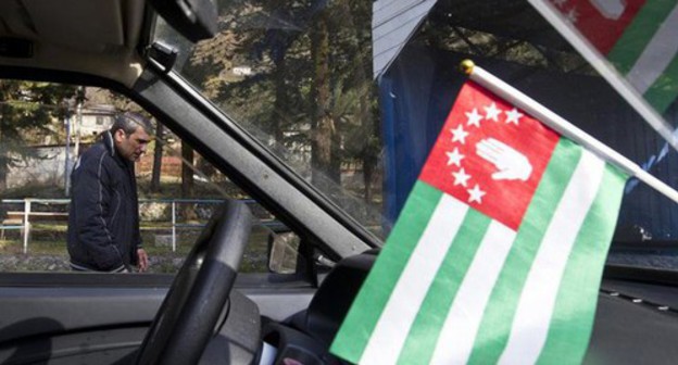 Flag of Abkhazia inside a car cabin. Photo: REUTERS/Maxim Shemetov Flag of Abkhazia inside a car cabin. Photo: REUTERS/Maxim Shemetov