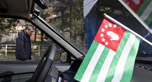 Flag of Abkhazia inside a car cabin. Photo: REUTERS/Maxim Shemetov Flag of Abkhazia inside a car cabin. Photo: REUTERS/Maxim Shemetov