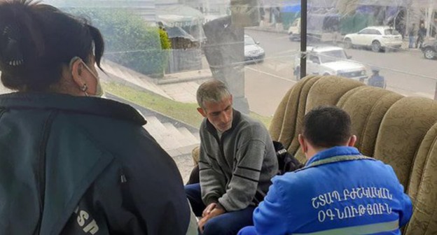 Medical workers check on two hunger strikers in Stepanakert, March 29, 2020. Screenshot of Arthur Osipyan's Facebook post: https://www.facebook.com/arthur.osipyan.902/posts/529949597922097 Medical workers check on two hunger strikers in Stepanakert, March 29, 2020. Screenshot of Arthur Osipyan's Facebook post: https://www.facebook.com/arthur.osipyan.902/posts/529949597922097