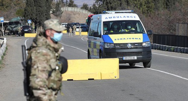 Georgian serviceman wearing a face mask near an ambulance, March 2020. Photo: REUTERS/Irakli Gedenidze Georgian serviceman wearing a face mask near an ambulance, March 2020. Photo: REUTERS/Irakli Gedenidze