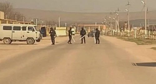 Law enforcers with plastic pipes in Chechnya. Screenshot: https://t.me/KhaleedBlog/55 Law enforcers with plastic pipes in Chechnya. Screenshot: https://t.me/KhaleedBlog/55