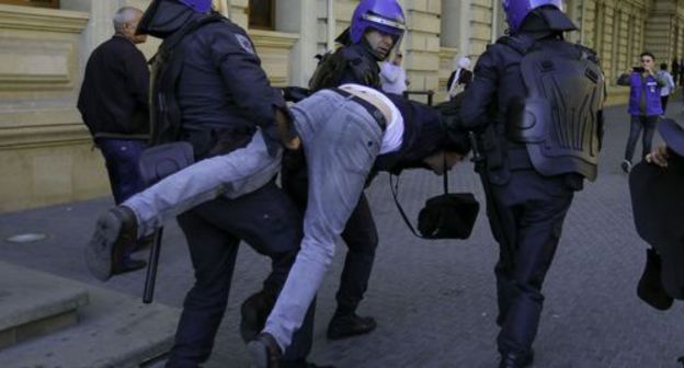 Policemen detaining an activist in Baku. Photo by Aziz Karimov for the Caucasian Knot Policemen detaining an activist in Baku. Photo by Aziz Karimov for the Caucasian Knot