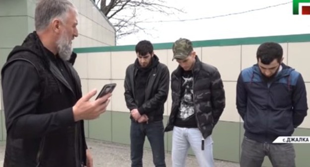 Adam Delimkhanov (left) and young people. Screenshot: https://www.youtube.com/watch?v=d2rEsTrWRUA Adam Delimkhanov (left) and young people. Screenshot: https://www.youtube.com/watch?v=d2rEsTrWRUA