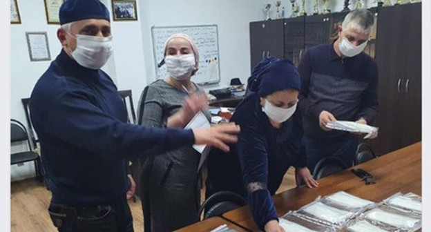 Masks being sewed in Ingushetia. Screenshot of Magomed Bekmurziev's Facebook post. Masks being sewed in Ingushetia. Screenshot of Magomed Bekmurziev's Facebook post.