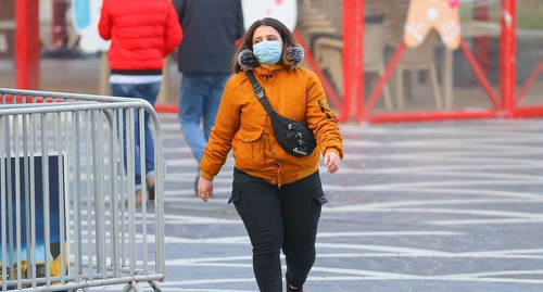 A resident of Baku wearing a medical mask. Photo by Aziz Karimov for the "Caucasian Knot" A resident of Baku wearing a medical mask. Photo by Aziz Karimov for the "Caucasian Knot"