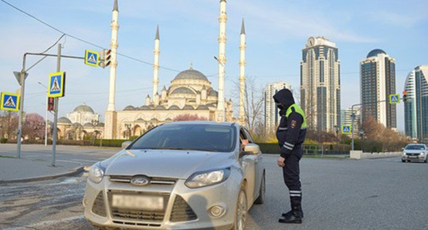 A law enforcer carrying out identity checks. Grozny, April 4, 2020. Photo: REUTERS/Ramzan Musaev A law enforcer carrying out identity checks. Grozny, April 4, 2020. Photo: REUTERS/Ramzan Musaev