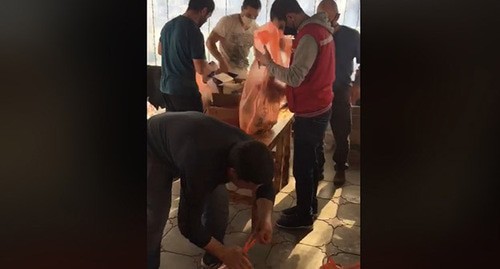 Activists in Kabardino-Balkaria helped Syrian returnees with foodstuffs. Screenshot of the video https://www.facebook.com/ratmir.kara/videos/3096606220477983/ Activists in Kabardino-Balkaria helped Syrian returnees with foodstuffs. Screenshot of the video https://www.facebook.com/ratmir.kara/videos/3096606220477983/