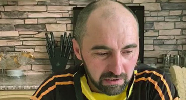 Mokhmad-Selim Alimkhanov, a resident of the Khambi-Irze village, posted on WhatsApp a video with his apologies for his video criticizing the authorities for the food aid package he had got. Screenshot of the video sent via WhatsApp Mokhmad-Selim Alimkhanov, a resident of the Khambi-Irze village, posted on WhatsApp a video with his apologies for his video criticizing the authorities for the food aid package he had got. Screenshot of the video sent via WhatsApp