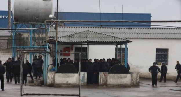 A colony in Azerbaijan. Photo: https://www.meydan.tv/ru/article/acliq-eden-feallari-ayiraraq-basqa-muessiselere-kocurubler/ A colony in Azerbaijan. Photo: https://www.meydan.tv/ru/article/acliq-eden-feallari-ayiraraq-basqa-muessiselere-kocurubler/