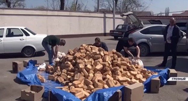 Spreading bread to poor families. Screenshot from video posted by groznytv: https://www.instagram.com/p/B-31k0kFn62/ Spreading bread to poor families. Screenshot from video posted by groznytv: https://www.instagram.com/p/B-31k0kFn62/