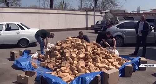 Spreading bread to poor families. Screenshot from video posted by groznytv: https://www.instagram.com/p/B-31k0kFn62/ Spreading bread to poor families. Screenshot from video posted by groznytv: https://www.instagram.com/p/B-31k0kFn62/