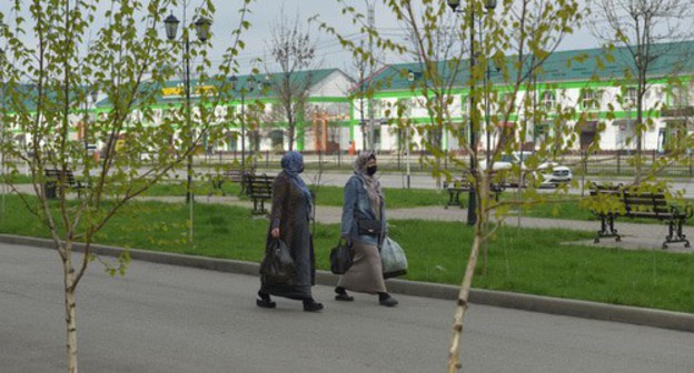 Grozny residents in protective masks, April 2020. Photo: REUTERS/Ramzan Musaev Grozny residents in protective masks, April 2020. Photo: REUTERS/Ramzan Musaev