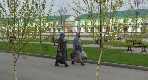 Grozny residents in protective masks, April 2020. Photo: REUTERS/Ramzan Musaev Grozny residents in protective masks, April 2020. Photo: REUTERS/Ramzan Musaev