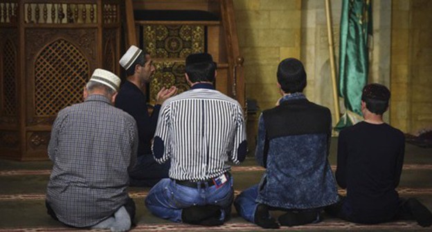 Believers praying. Photo: Elena Sineok, Yuga.ru Believers praying. Photo: Elena Sineok, Yuga.ru