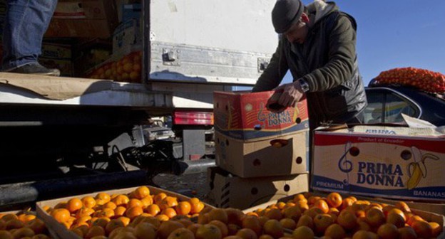 Seller of tangerines at a market in Abkhazia. Photo: REUTERS/Maxim Shemetov Seller of tangerines at a market in Abkhazia. Photo: REUTERS/Maxim Shemetov