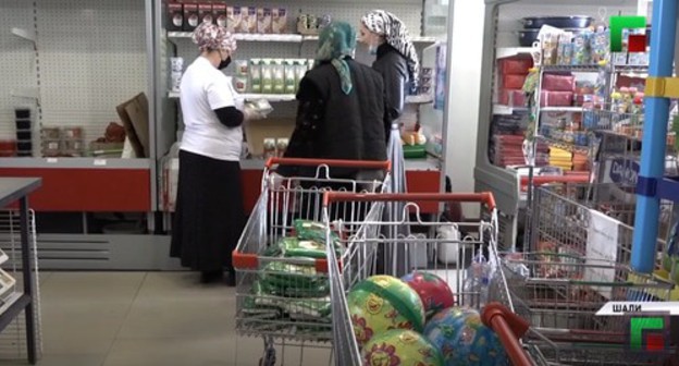 Buyers in a grocery in Shali. Screenshot from video posted by ChGTRK 'Grozny': https://www.youtube.com/watch?v=hUW-Z273EyU&feature=emb_title Buyers in a grocery in Shali. Screenshot from video posted by ChGTRK 'Grozny': https://www.youtube.com/watch?v=hUW-Z273EyU&feature=emb_title