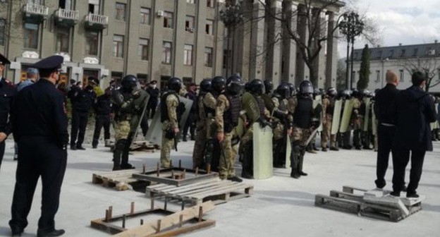 Law enforcers called for reinforcements in Vladikavkaz. April 20, 2020. Photo by Emma Marzoeva for the "Caucasian Knot" Law enforcers called for reinforcements in Vladikavkaz. April 20, 2020. Photo by Emma Marzoeva for the "Caucasian Knot"