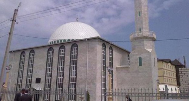 A mosque named after Husseinil Muhammad Afandi Al Uribi (Kamaev street 94). Photo: https://static.mk.ru/upload/entities/2020/04/23/16/articles/detailPicture/29/04/fc/bd/49e848ee3b0e483338e087b498210ac6.jpg A mosque named after Husseinil Muhammad Afandi Al Uribi (Kamaev street 94). Photo: https://static.mk.ru/upload/entities/2020/04/23/16/articles/detailPicture/29/04/fc/bd/49e848ee3b0e483338e087b498210ac6.jpg