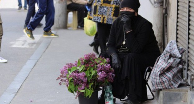 A street vendor selling flowers in Tbilisi. April 2020. Photo by Inna Kukudjanova for the "Caucasian Knot" A street vendor selling flowers in Tbilisi. April 2020. Photo by Inna Kukudjanova for the "Caucasian Knot"