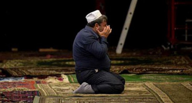 Believer praying. Photo: Elena Sineok, Yuga.ru Believer praying. Photo: Elena Sineok, Yuga.ru