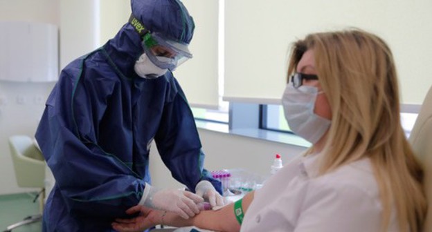 Medical worker is taking COVID-19 test. Photo: REUTERS/Maxim Shemetov Medical worker is taking COVID-19 test. Photo: REUTERS/Maxim Shemetov
