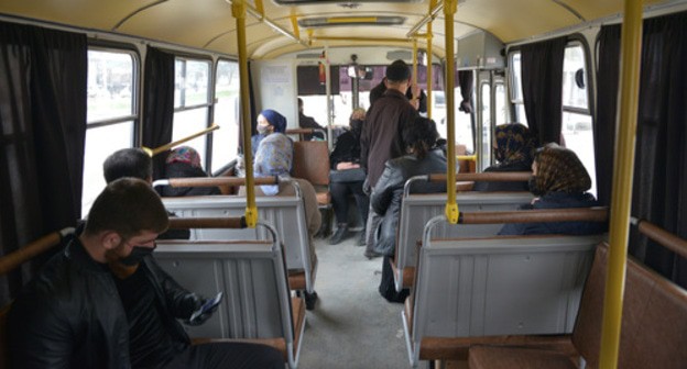Grozny residents in medical masks in public transport, April 2020. Photo: REUTERS/Ramzan Musaev Grozny residents in medical masks in public transport, April 2020. Photo: REUTERS/Ramzan Musaev