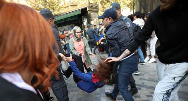 Policemen detain an activist during protest action in Baku. Photo by Aziz Karimov for the Caucasian Knot Policemen detain an activist during protest action in Baku. Photo by Aziz Karimov for the Caucasian Knot