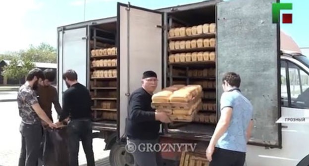 The Kadyrov Foundation is spreading bread. Screenshot from video posted by ChGTRK 'Grozny': https://www.instagram.com/p/B_etdnfFTBi/ The Kadyrov Foundation is spreading bread. Screenshot from video posted by ChGTRK 'Grozny': https://www.instagram.com/p/B_etdnfFTBi/