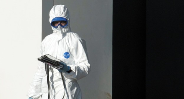 Medic in a protective suit. Photo: REUTERS/Tatyana Makeyeva Medic in a protective suit. Photo: REUTERS/Tatyana Makeyeva