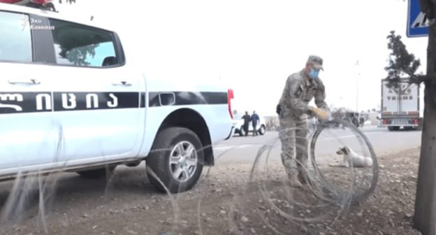 Policemen during quarantine in the Marneuli and Bolnisi Districts. Screenshot: https://youtu.be/RPA1gv1lYO4 Policemen during quarantine in the Marneuli and Bolnisi Districts. Screenshot: https://youtu.be/RPA1gv1lYO4