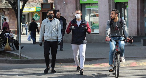 People wearing face masks in the streets of Yerevan. April 2020. Photo by Tigran Petrosyan for the "Caucasian Knot" People wearing face masks in the streets of Yerevan. April 2020. Photo by Tigran Petrosyan for the "Caucasian Knot"