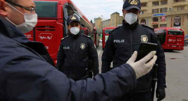 The police checks IDs during the quarantine regime in Baku. Photo by Aziz Karimov for the "Caucasian Knot" The police checks IDs during the quarantine regime in Baku. Photo by Aziz Karimov for the "Caucasian Knot"