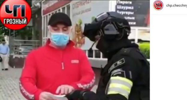 A police officer checks the permit issued for a resident of Chechnya. Screenshot of the video https://www.instagram.com/p/B_3TXR9l-je/ A police officer checks the permit issued for a resident of Chechnya. Screenshot of the video https://www.instagram.com/p/B_3TXR9l-je/