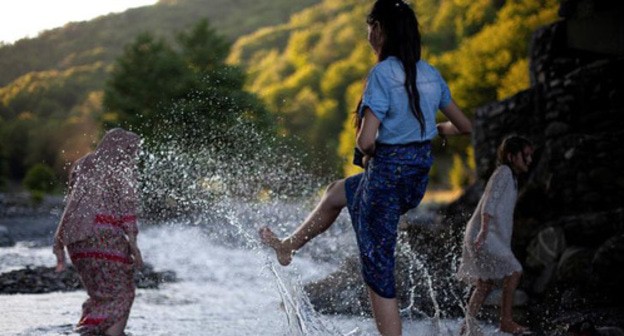 Chechen girls playing in a river. Photo: REUTERS/Ekaterina Anchevskaya Chechen girls playing in a river. Photo: REUTERS/Ekaterina Anchevskaya