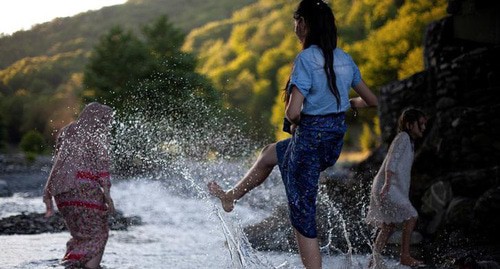 Chechen girls playing in a river. Photo: REUTERS/Ekaterina Anchevskaya Chechen girls playing in a river. Photo: REUTERS/Ekaterina Anchevskaya