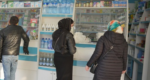 Residents of Grozny at the pharmacy. April 2020. Photo: REUTERS/Ramzan Musaev Residents of Grozny at the pharmacy. April 2020. Photo: REUTERS/Ramzan Musaev