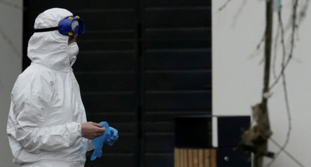 A health worker in protective gear. Photo: REUTERS/Tatyana Makeyeva A health worker in protective gear. Photo: REUTERS/Tatyana Makeyeva
