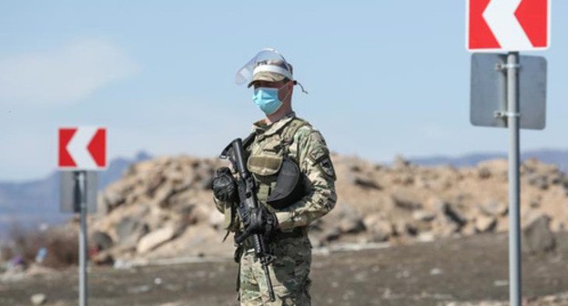 Georgian serviceman in a protective mask. Photo: REUTERS/Irakli Gedenidze Georgian serviceman in a protective mask. Photo: REUTERS/Irakli Gedenidze
