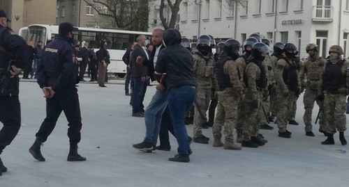Police detaining participants of Vladikavkaz rally. Photo by Emma Marzoeva for the Caucasian Knot Police detaining participants of Vladikavkaz rally. Photo by Emma Marzoeva for the Caucasian Knot