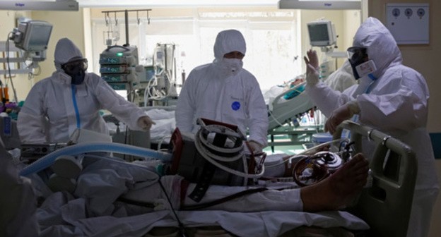 Medical workers in protective suits. Photo: REUTERS/Maxim Shemetov Medical workers in protective suits. Photo: REUTERS/Maxim Shemetov