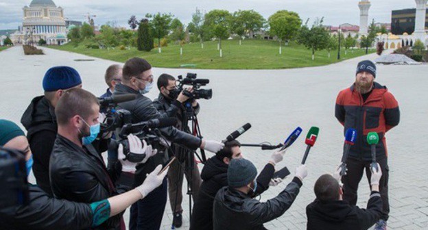 Ramzan Kadyrov talks to journalists without medical mask. Photo: Kadyrov's VKonkakte page: https://vk.com/ramzan?z=photo279938622_457294758%2Fwall279938622_490136 Ramzan Kadyrov talks to journalists without medical mask. Photo: Kadyrov's VKonkakte page: https://vk.com/ramzan?z=photo279938622_457294758%2Fwall279938622_490136